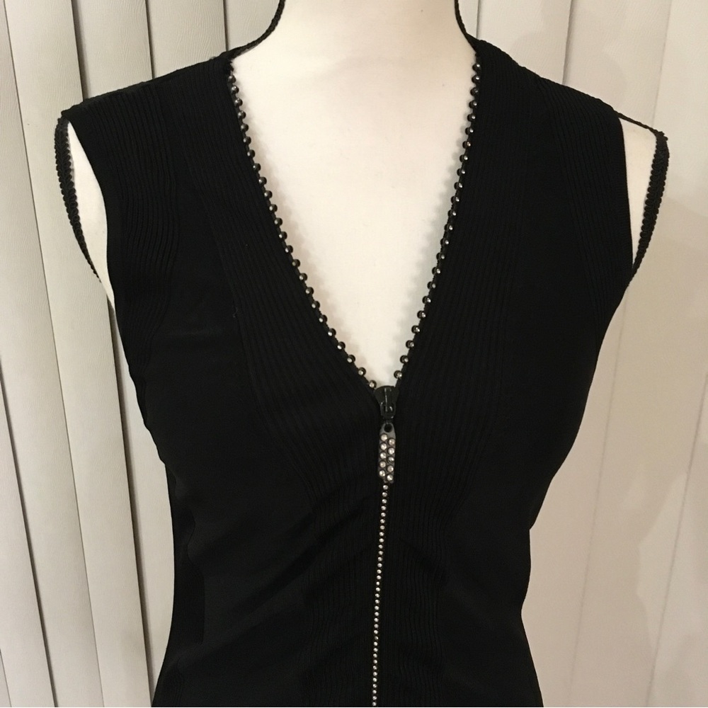 Est -Elle? Black sleeveless top , front zipper opens through the whole length